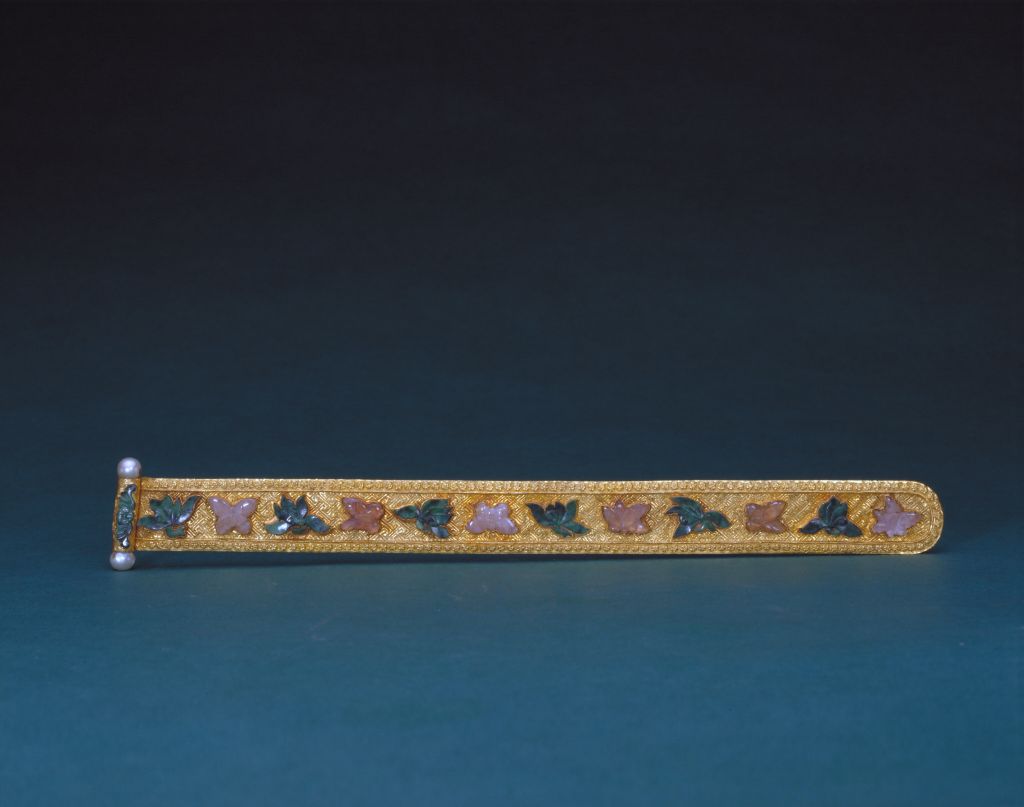 图片[1]-Gold carved flowers inlaid with tourmaline, green beads, flat square-China Archive